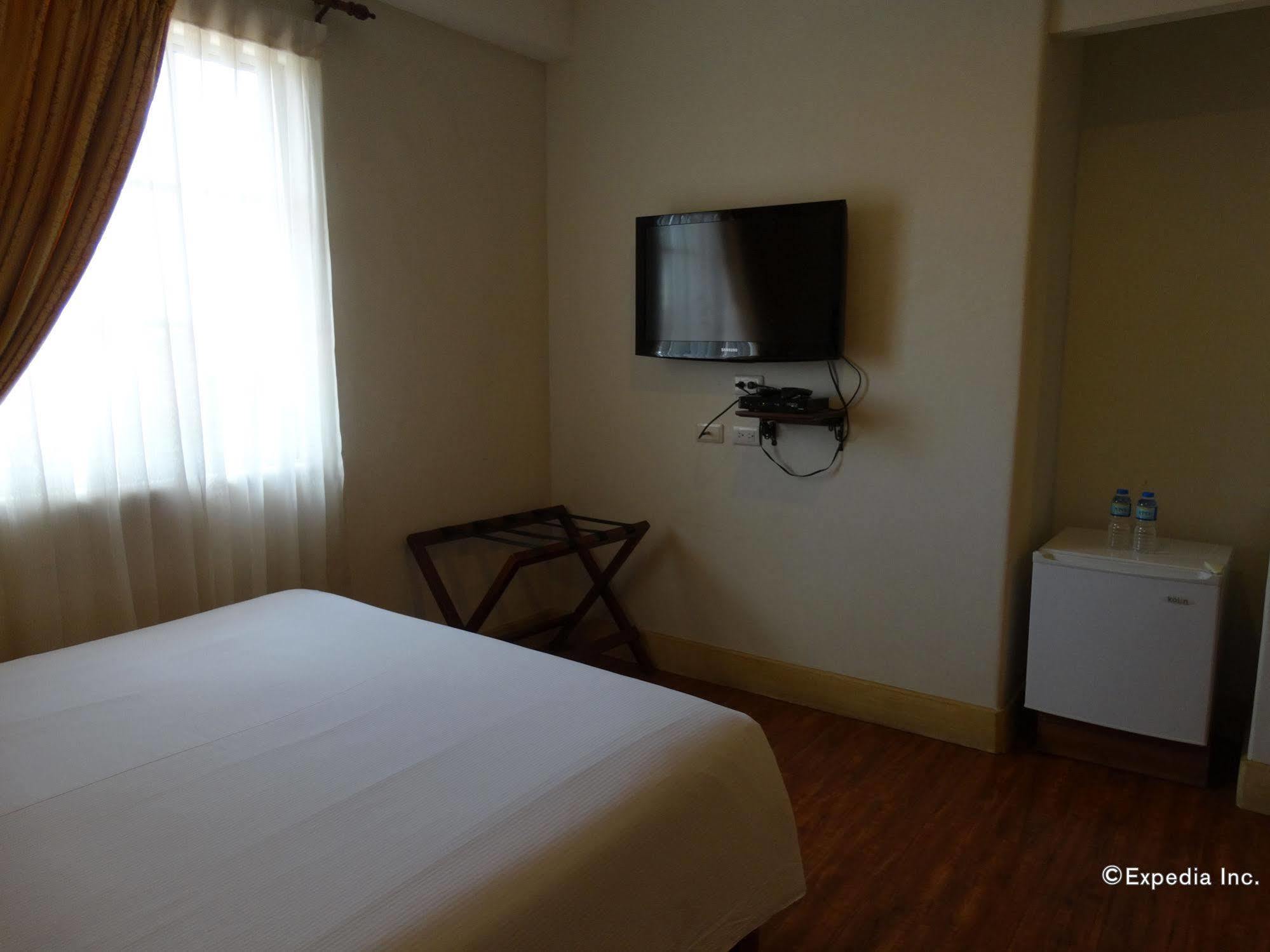 Hotel Emilia Davao City Екстериор снимка