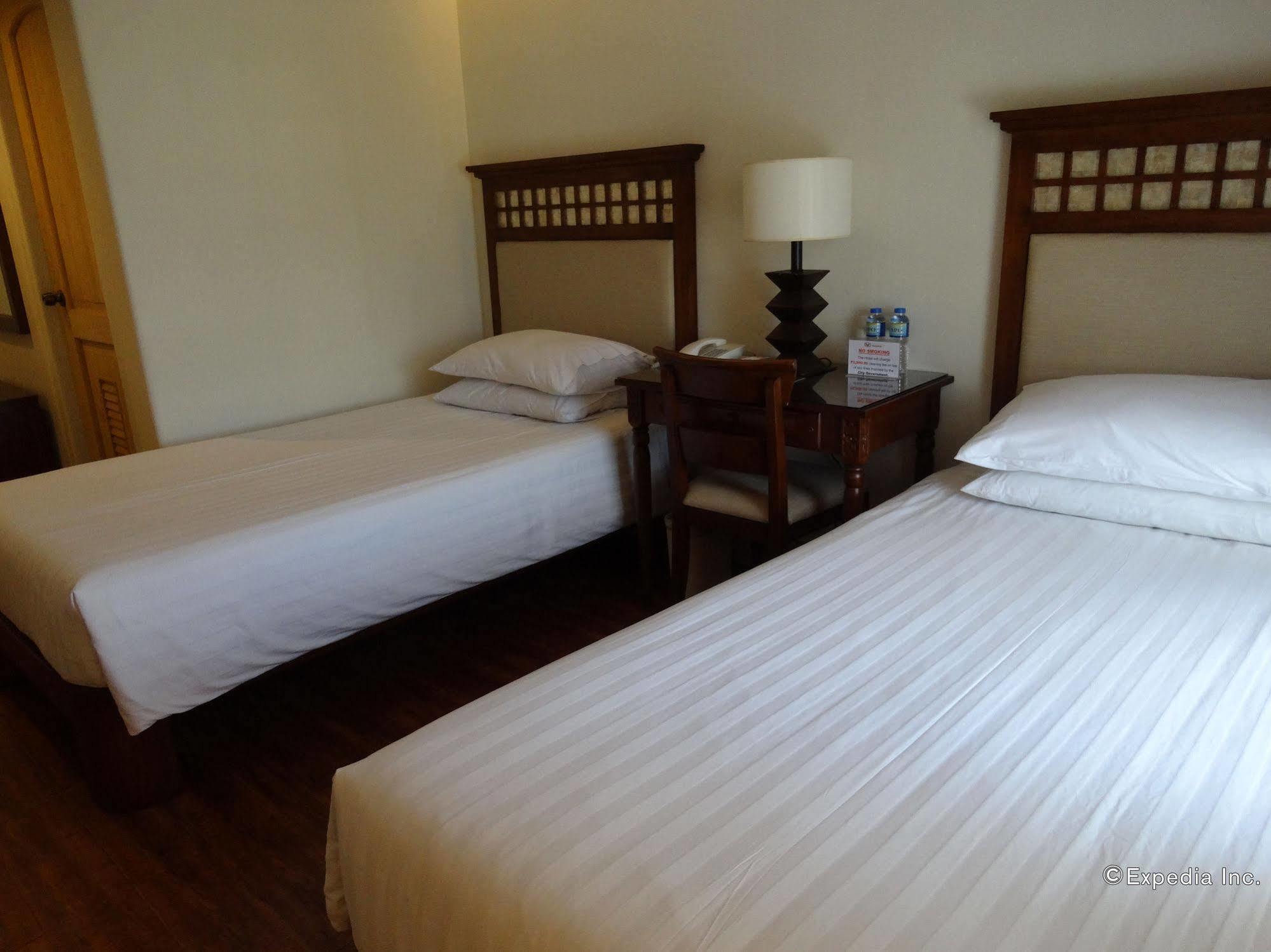 Hotel Emilia Davao City Екстериор снимка