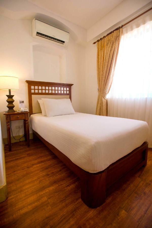 Hotel Emilia Davao City Екстериор снимка